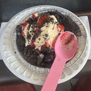 The Scookie Bar - Snickerdoodle cookie, vanilla ice cream, crumbled Oreos, and strawberry sauce - Desserts Near Me - Phoenix, Arizona