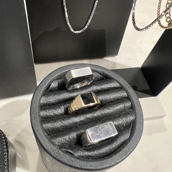 Mejuri Abbot Kinney - Jewelry Near Me - Venice, California