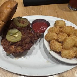 Chicken sandwich with tots Chicken sandwich with tots