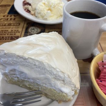 Hyde's Restaurant - Banana cream pie, strawberry rhubarb pie, and coffee. - Desserts Near Me - Hamilton, Ohio
