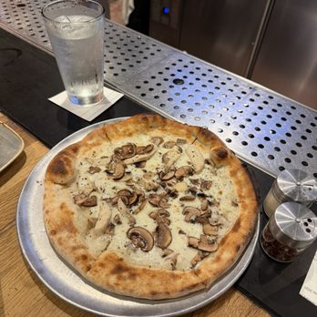 Moku Kitchen - Cocktail Bars Near Me - Honolulu, Hawaii
