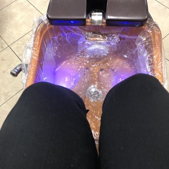 Hollywood Nails & Salon - They have a liner for the tub! - Nail Salons Near Me - Bakersfield, California
