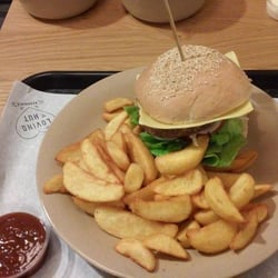 Loving Hut Veganerie - De cheezly burger met wedge potatoes en curry ketchup. Heerlijk en dierenleedvrij