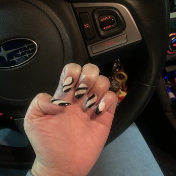 Chic Couture Nail Bar - Short almond-shaped acrylic with design - Nail Salons Near Me - Highland Park, Illinois Chic Couture Nail Bar - Short almond-shaped acrylic with design - Nail Salons Near Me - Highland Park, Illinois