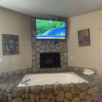 Black Forest Lodge - Spa bathtub, fireplace, and TV - Hotels Near Me - Big Bear Lake, California Black Forest Lodge - Spa bathtub, fireplace, and TV - Hotels Near Me - Big Bear Lake, California