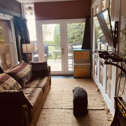 Sunset Escapes - Bear Cave Arizona Room View of the water, private exit to deck, but share door to  bathroom Pac Man T.V.
