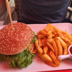 Bea's Grill House - Chicken burger and Pommes