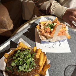 Fries with Flemish stew and basil fries