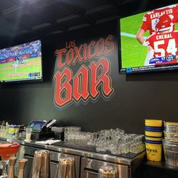 Los Toxicos Mariscos - Small bar area