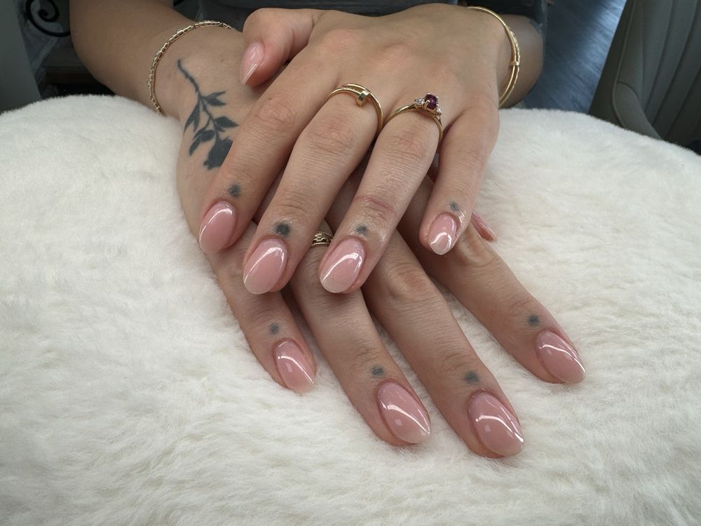 Natural Nails Salon Logo