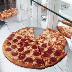 La Escalera - La pizza de Queso y peperoni al frente, al fondo Pizza Hawaiana. Todas unas clasicas.