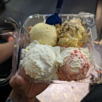 Handel's Homemade Ice Cream - 4 scoop sampler is such a good deal for $7 - Ice Cream & Frozen Yogurt Near Me - Pasadena, California