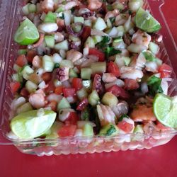 Mariscos Baja's - Charola de ceviche súper bien preparada. Si tienes hambre entre 2 personas se la acaban. Muy recomendable.