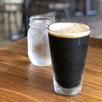 Fat Maddie's Blackhawk - Henhouse Draft Stout and Mason Jar Water - New American Near Me - Blackhawk, California