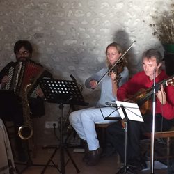 Le Maine Meunier - Terrific French group playing popular French countryside music.
