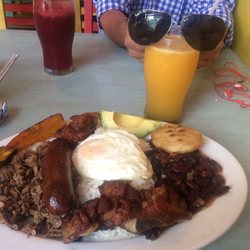 Racamandaca - Bandeja paisa con jugo de Maracuya!!!!