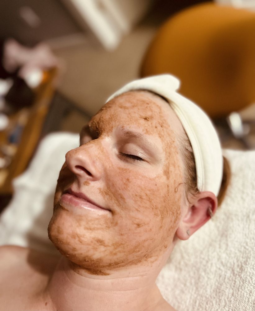 Down 2 Earth Esthetics Logo