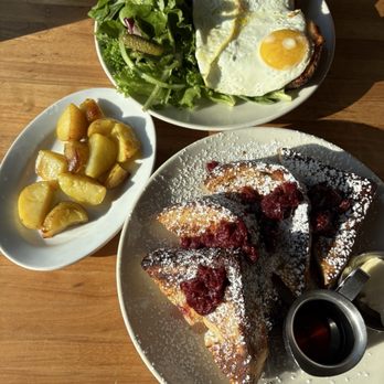 Lola’s - Brioche French Toast and Daily Special sandwich with side of potatoes - Wine Bars Near Me - Omaha, Nebraska