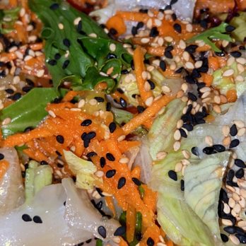 Honi Honi - a close up of a salad in a box - Hawaiian Near Me - Montreal, Quebec Honi Honi - a close up of a salad in a box - Hawaiian Near Me - Montreal, Quebec
