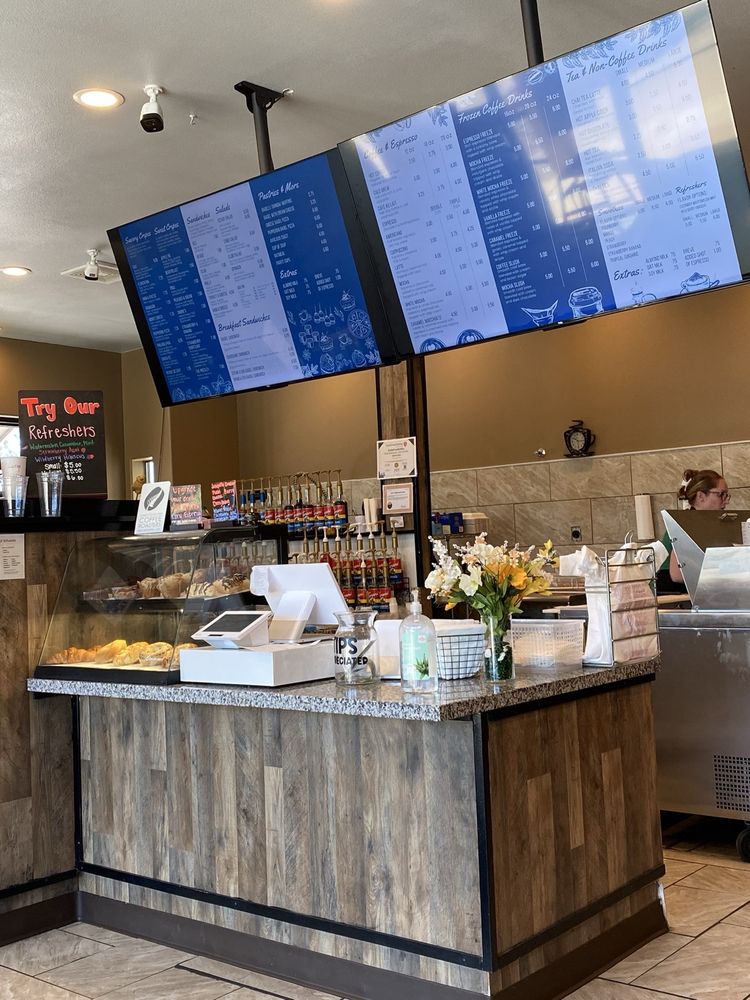 Lynn's Coffee and Crepes Logo