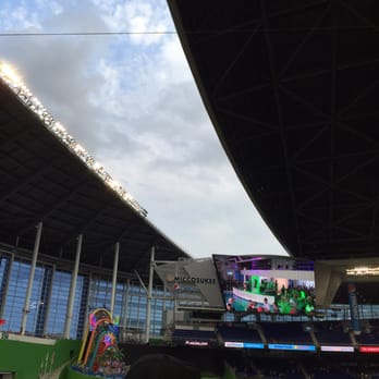 Miami Marlins - Retractable roof. It was a gorgeous day, wish they had opened it for the game. - Professional Sports Teams Near Me - Miami, Florida