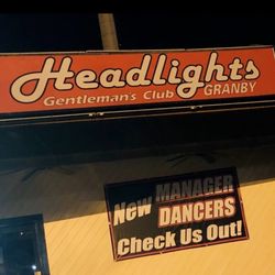 Headlights Granby - Front door and entrance.