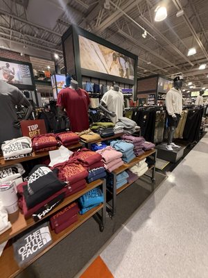 DICK'S Sporting Goods by null