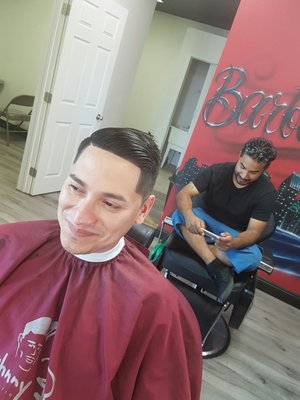 La Familia Barbershop by null
