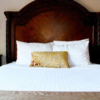 Silverton Inn and Suites - Such a comfy queen-sized bed that's right next to the balcony. - Hotels Near Me - Silverton, Oregon Silverton Inn and Suites - Such a comfy queen-sized bed that's right next to the balcony. - Hotels Near Me - Silverton, Oregon