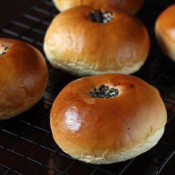 Cary's Bakeshop - Anpan