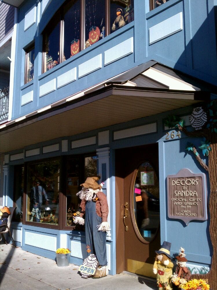 DECORS BY SANDRA Updated August 2024 264 N Hancock St, Pentwater