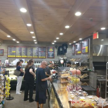 Utopia Bagels - Line at 7 a.m. on a Sunday - Bakeries Near Me - Whitestone, New York