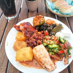 Nesi's Restaurant - Teller vom Buffet