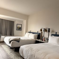 Crowne Plaza Seattle-Downtown - Comfy beds!