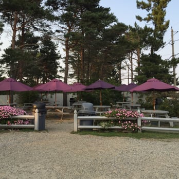 The Beach Plum - Outdoor picnic tables - Ice Cream & Frozen Yogurt Near Me - North Hampton, New Hampshire