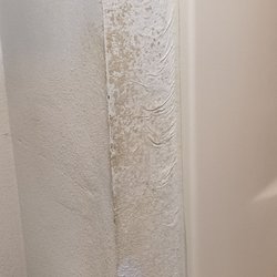 Quality Inn - Dirt mold and grime around the tub