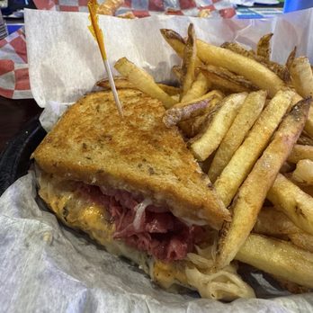 Blu-Willy’s - Reuben w/ fries - American Near Me - Grove City, Ohio Blu-Willy’s - Reuben w/ fries - American Near Me - Grove City, Ohio