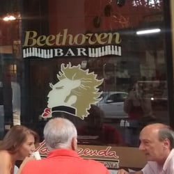 Beethoven Café Bar - El logo en la ventana!
