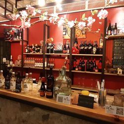 Pizzeria Da Vinci - Recepción en donde podemos ver los vinos.
