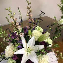 what was delivered see the brown on the Lilly? notice the drooping of the flowers in the back, spareness? what was delivered see the brown on the Lilly? notice the drooping of the flowers in the back, spareness?