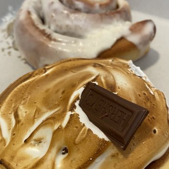 Swirls Cinnamon Rolls - S'mores Cinnamon Roll - Desserts Near Me Swirls Cinnamon Rolls - S'mores Cinnamon Roll - Desserts Near Me