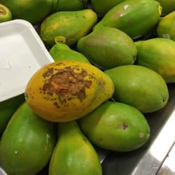 Zona Sul - Who wants a papaya?