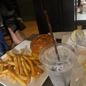 Lily's Babylon - Yummy burger! - American Near Me - Babylon, New York