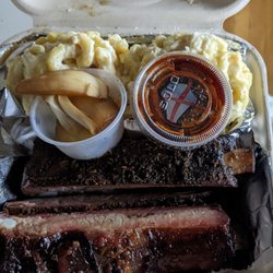 Smok’ N Outdoors BBQ - Ribs plate with double Mac and cheese, onions, and spicy bbq.