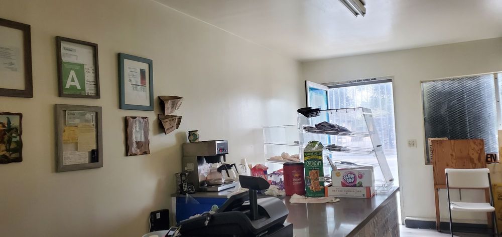 M & M Mini Market & Restaurant Logo