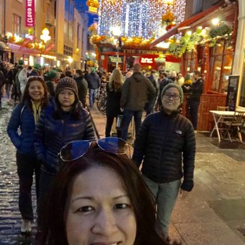 The Temple Bar - Festive lights and the constant flux of people - Pubs Near Me - Dublin, D