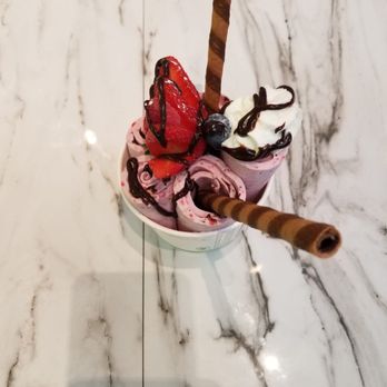 Délice Oasis - a bowl of ice cream and strawberries - Creperies Near Me - Brossard, Quebec