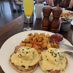 Come Monday Cafe - Eggs Benedict and Bellini