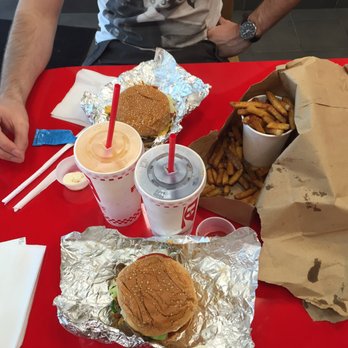 Five Guys - 2 burgers plus une frite moyenne (un peu trop pour 2) - Burgers Near Me - Paris, 75