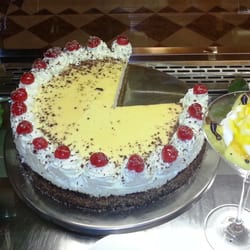 Eis Gran Cafe Italia - Hauseigene Kuchenkreationen: Eierlikör-Haselnuss-Torte